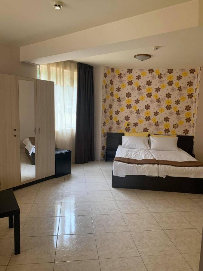 Семеен Хотел Брилянс - Family Hotel Brilliance Varna Exteriör bild
