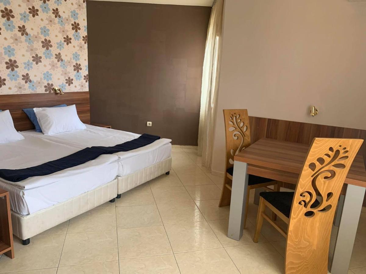 Семеен Хотел Брилянс - Family Hotel Brilliance Varna Exteriör bild
